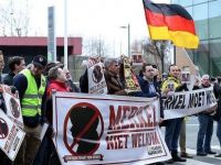 Merkel'i Belçika'da protesto ettiler