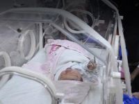 Poşetle sokağa atılan bebek yaşıyor