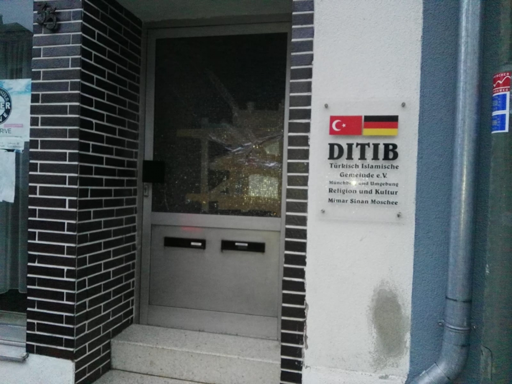 Almanya’da camiye saldırı 1