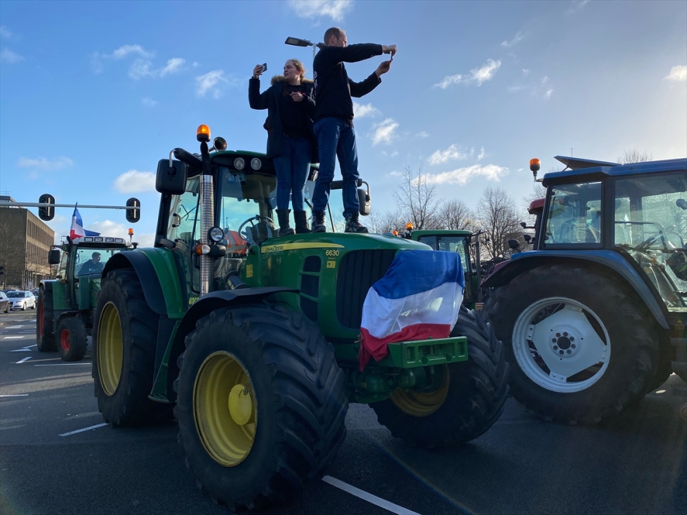 Hollanda'da çiftçiler hükümeti protesto etti 1
