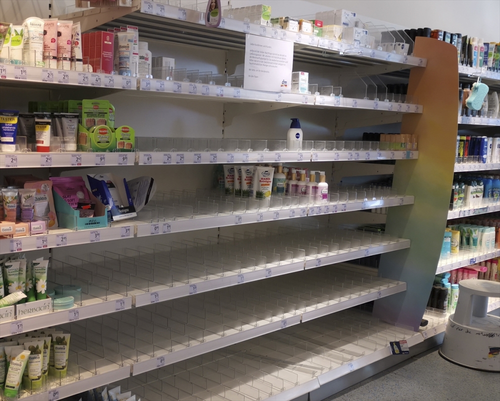 Almanya'da market rafları boşaldı 13