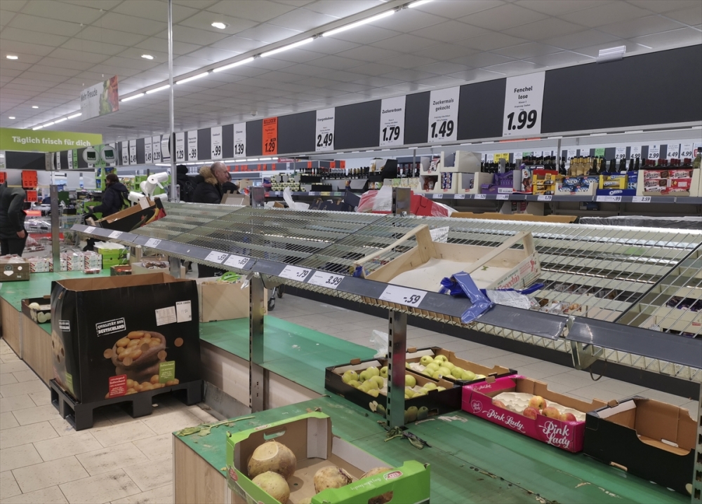 Almanya'da market rafları boşaldı 14
