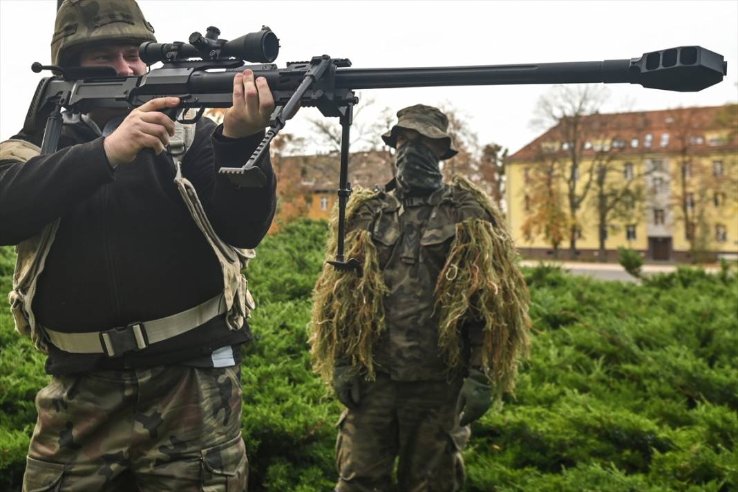 Polonya'da siviller askeri eğitim aldı 10