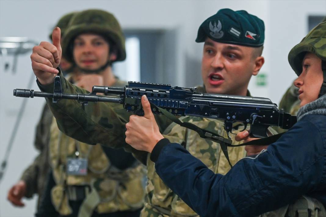 Polonya'da siviller askeri eğitim aldı 14