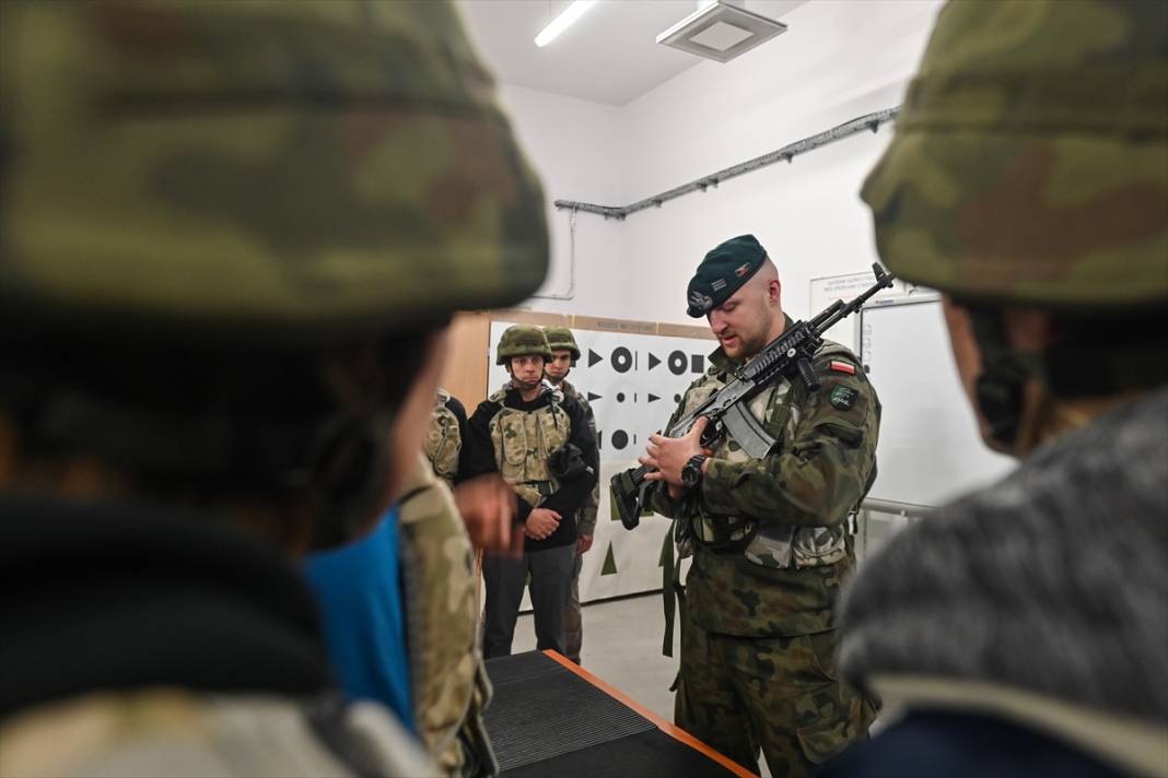 Polonya'da siviller askeri eğitim aldı 16