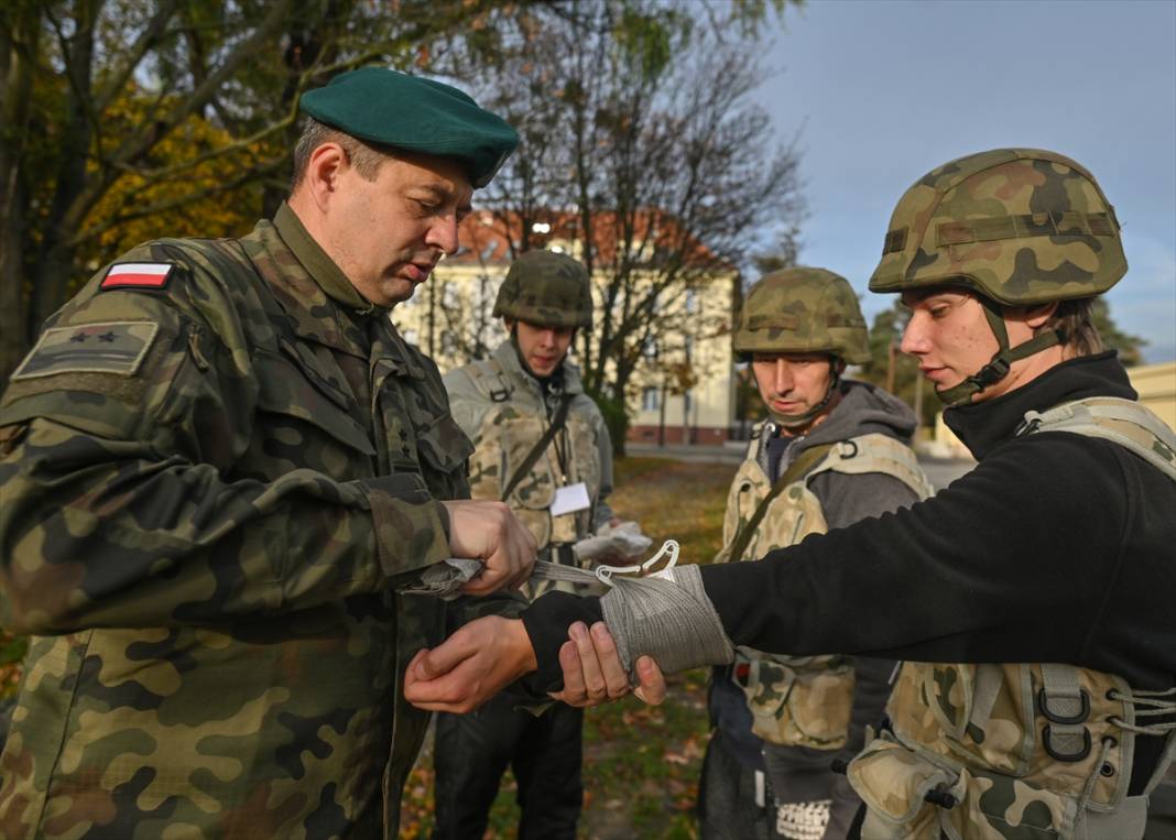 Polonya'da siviller askeri eğitim aldı 8