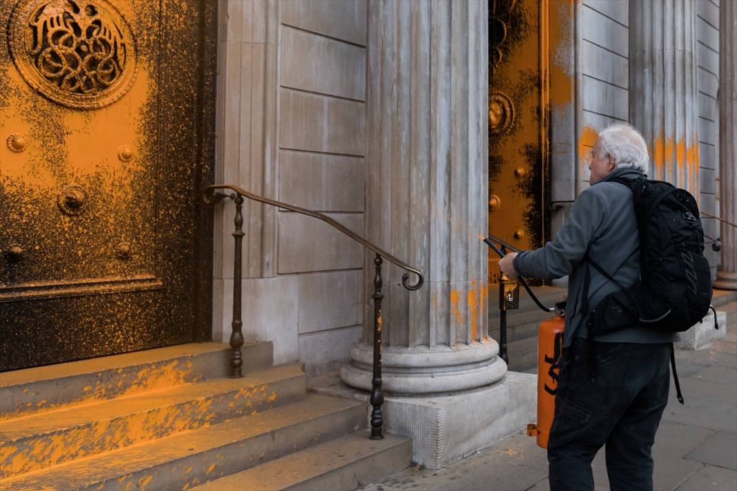 Just Stop Oil göstericisi Londra'da İngiltere Merkez Bankası'nı turuncuya boyadı 1
