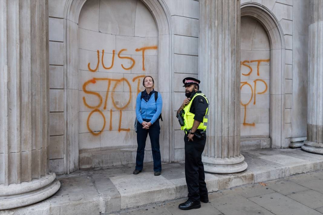 Just Stop Oil göstericisi Londra'da İngiltere Merkez Bankası'nı turuncuya boyadı 10