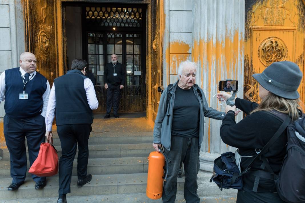 Just Stop Oil göstericisi Londra'da İngiltere Merkez Bankası'nı turuncuya boyadı 12