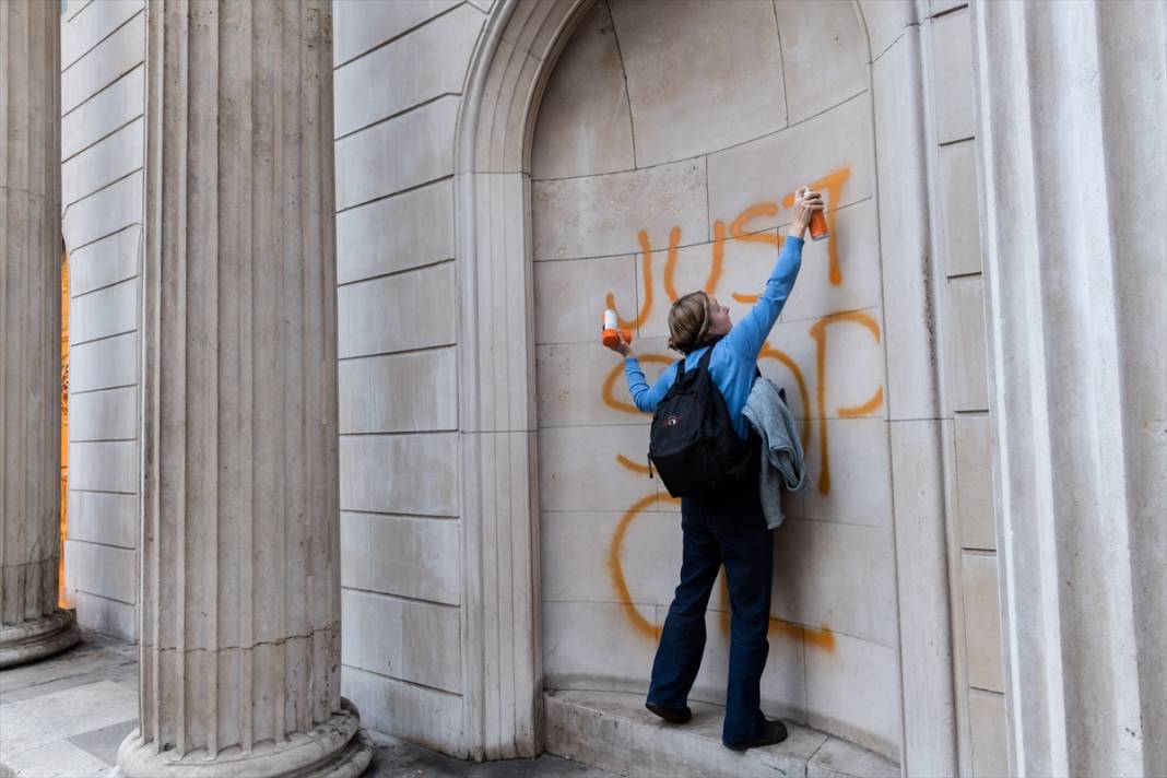 Just Stop Oil göstericisi Londra'da İngiltere Merkez Bankası'nı turuncuya boyadı 13