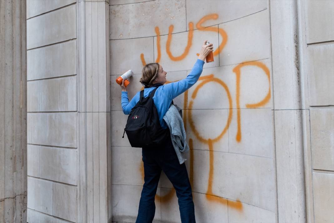 Just Stop Oil göstericisi Londra'da İngiltere Merkez Bankası'nı turuncuya boyadı 14