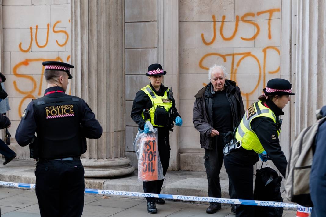 Just Stop Oil göstericisi Londra'da İngiltere Merkez Bankası'nı turuncuya boyadı 3