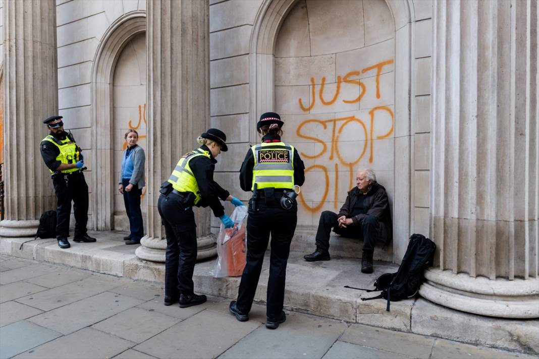 Just Stop Oil göstericisi Londra'da İngiltere Merkez Bankası'nı turuncuya boyadı 4