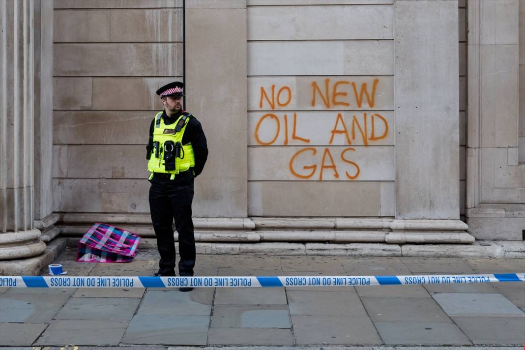 Just Stop Oil göstericisi Londra'da İngiltere Merkez Bankası'nı turuncuya boyadı 5