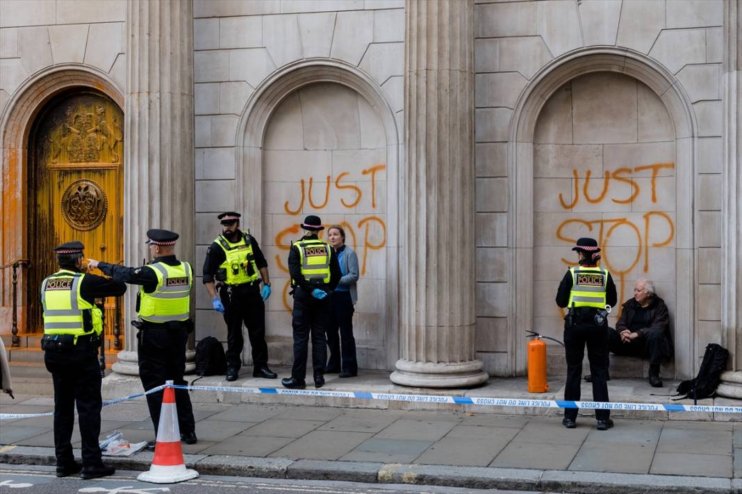 Just Stop Oil göstericisi Londra'da İngiltere Merkez Bankası'nı turuncuya boyadı 6