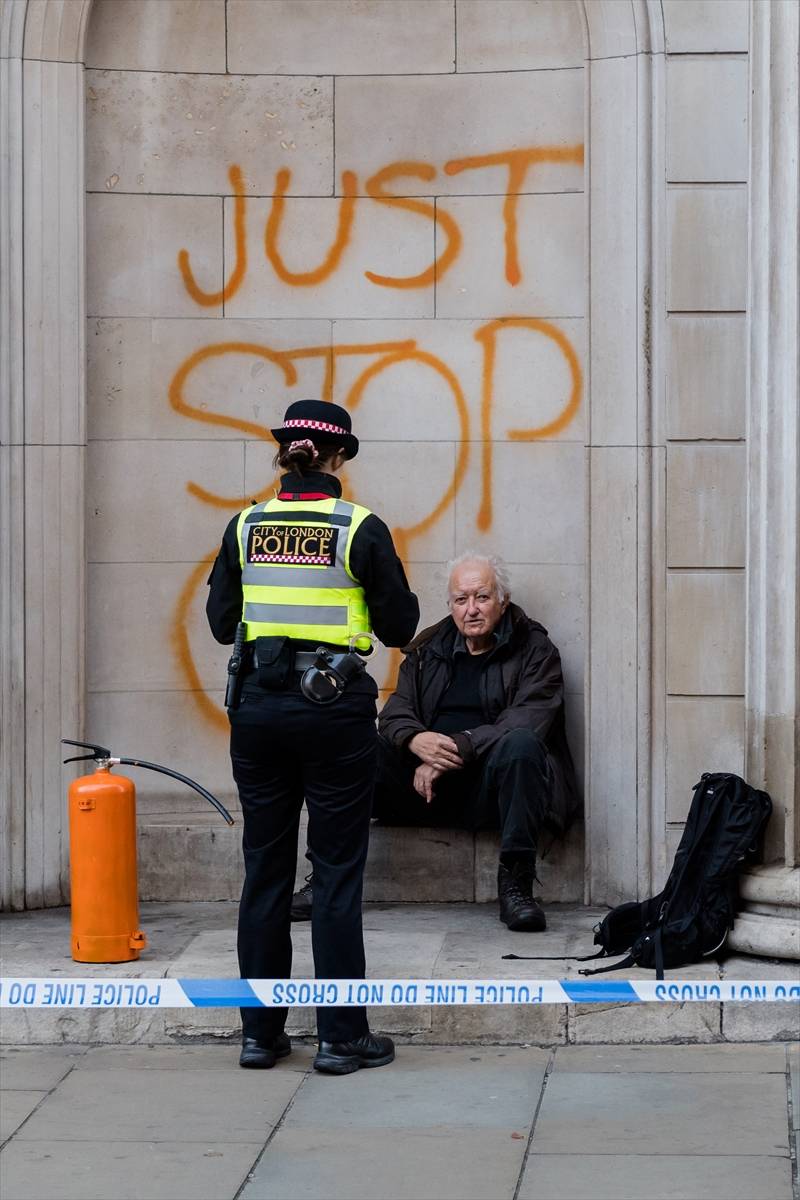 Just Stop Oil göstericisi Londra'da İngiltere Merkez Bankası'nı turuncuya boyadı 7