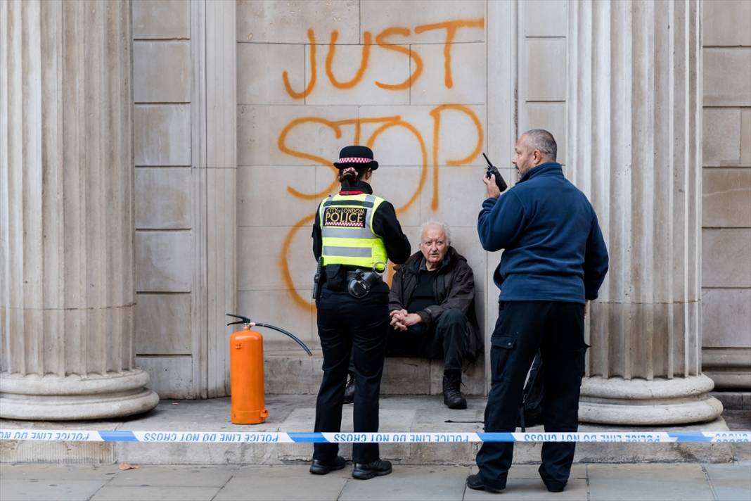 Just Stop Oil göstericisi Londra'da İngiltere Merkez Bankası'nı turuncuya boyadı 8