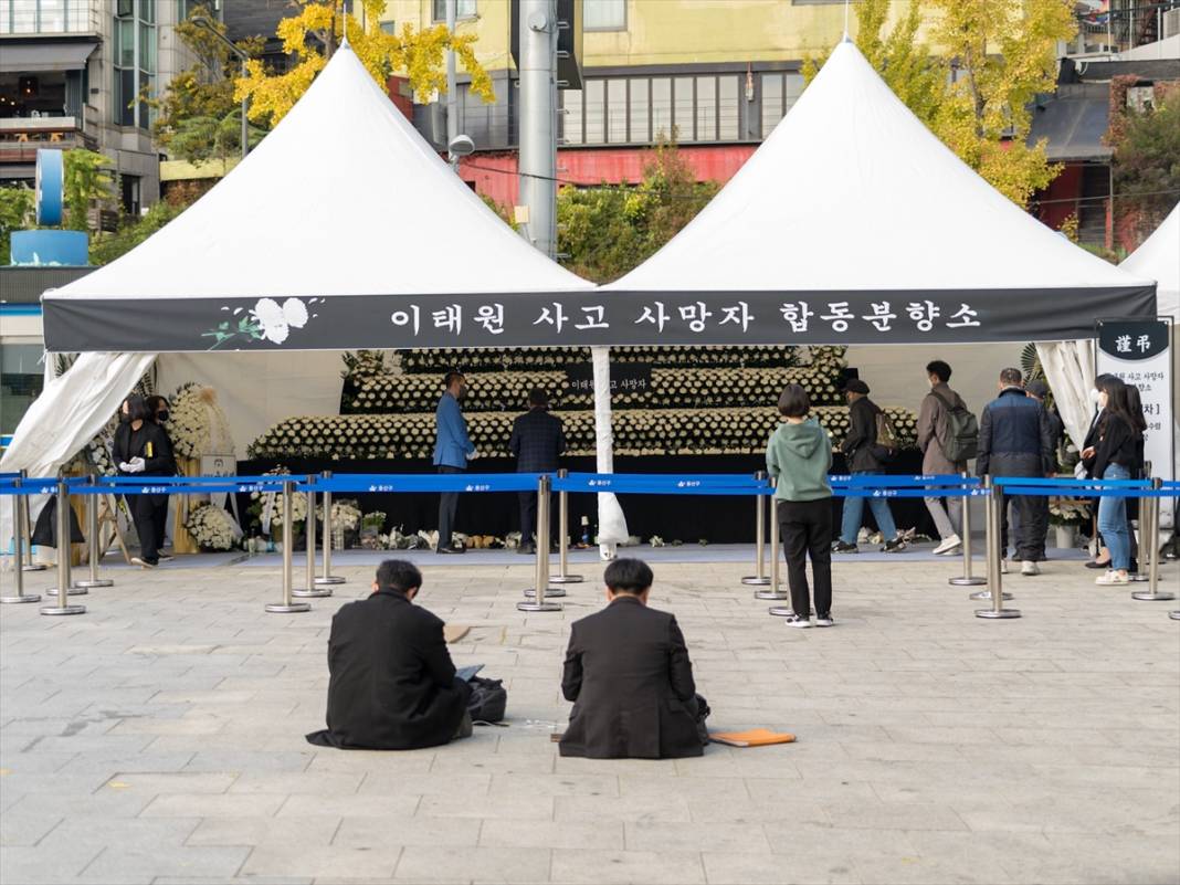 Güney Kore'de Cadılar Bayramı kutlamalarındaki izdihamda ölenler anılıyor 1