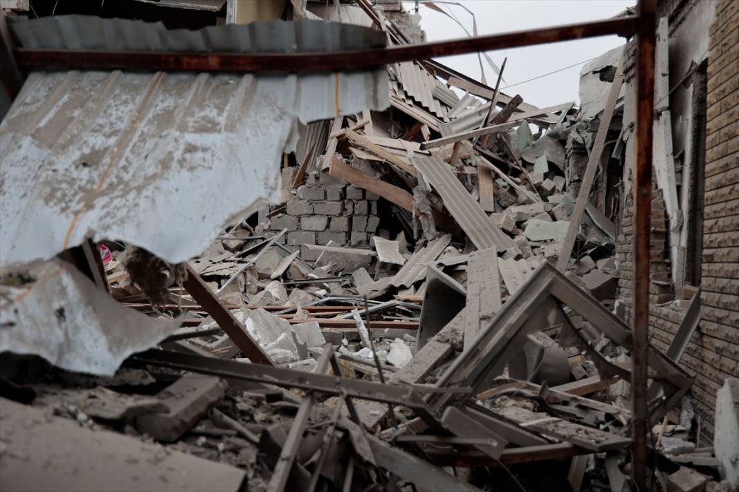 Donetsk'teki bombardımanda araçlar ve binalar zarar gördü 12