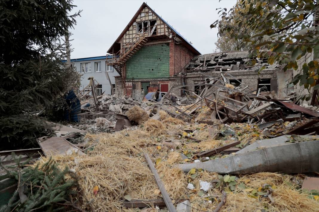 Donetsk'teki bombardımanda araçlar ve binalar zarar gördü 15