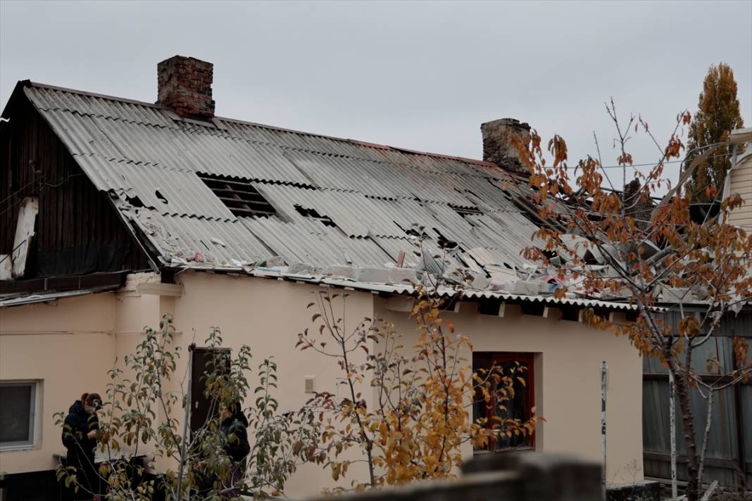 Donetsk'teki bombardımanda araçlar ve binalar zarar gördü 4