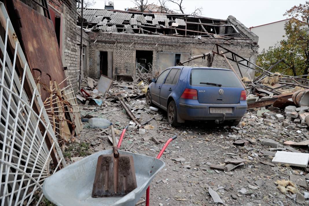 Donetsk'teki bombardımanda araçlar ve binalar zarar gördü 5