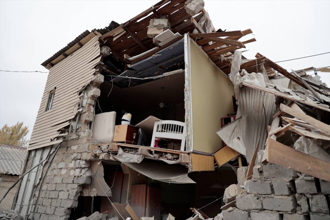 Donetsk'teki bombardımanda araçlar ve binalar zarar gördü 6
