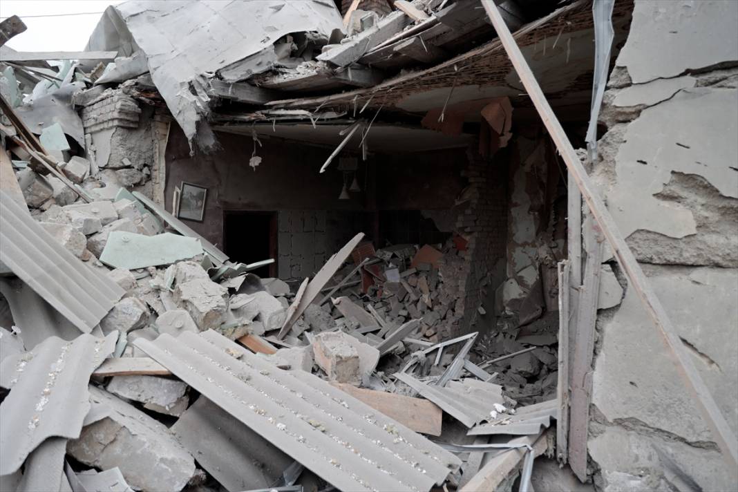 Donetsk'teki bombardımanda araçlar ve binalar zarar gördü 7
