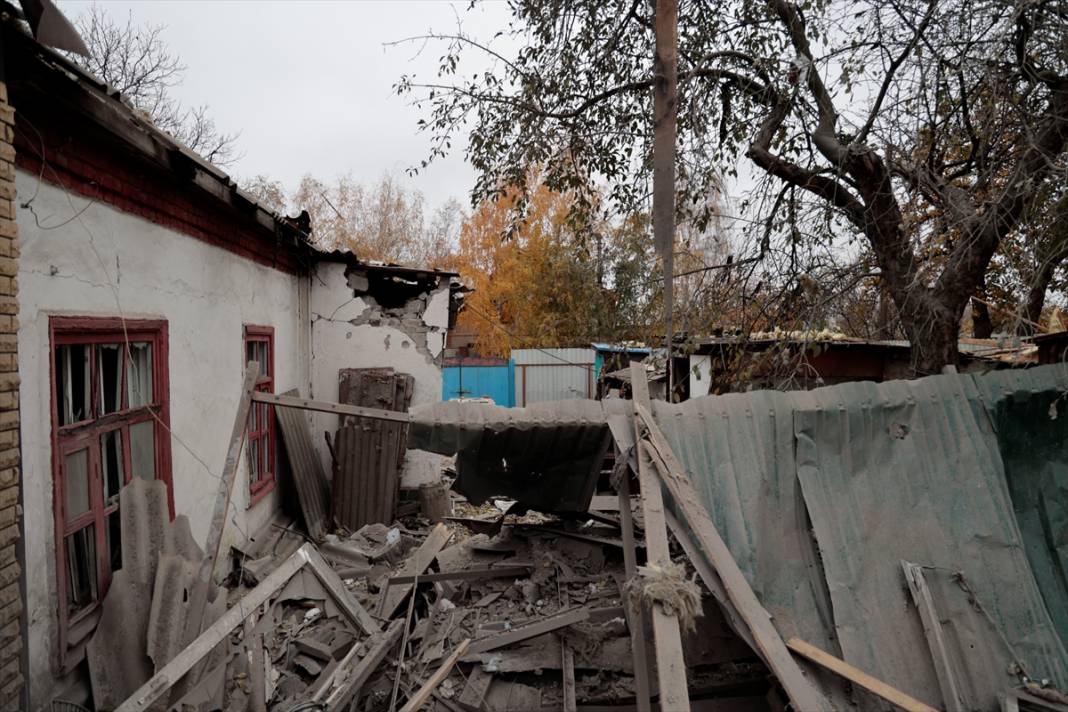 Donetsk'teki bombardımanda araçlar ve binalar zarar gördü 9