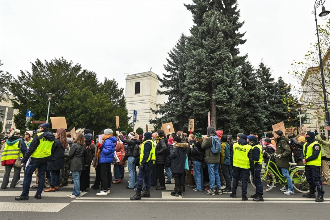 Varşova'da çevre ve iklim aktivistleri protesto düzenledi 13