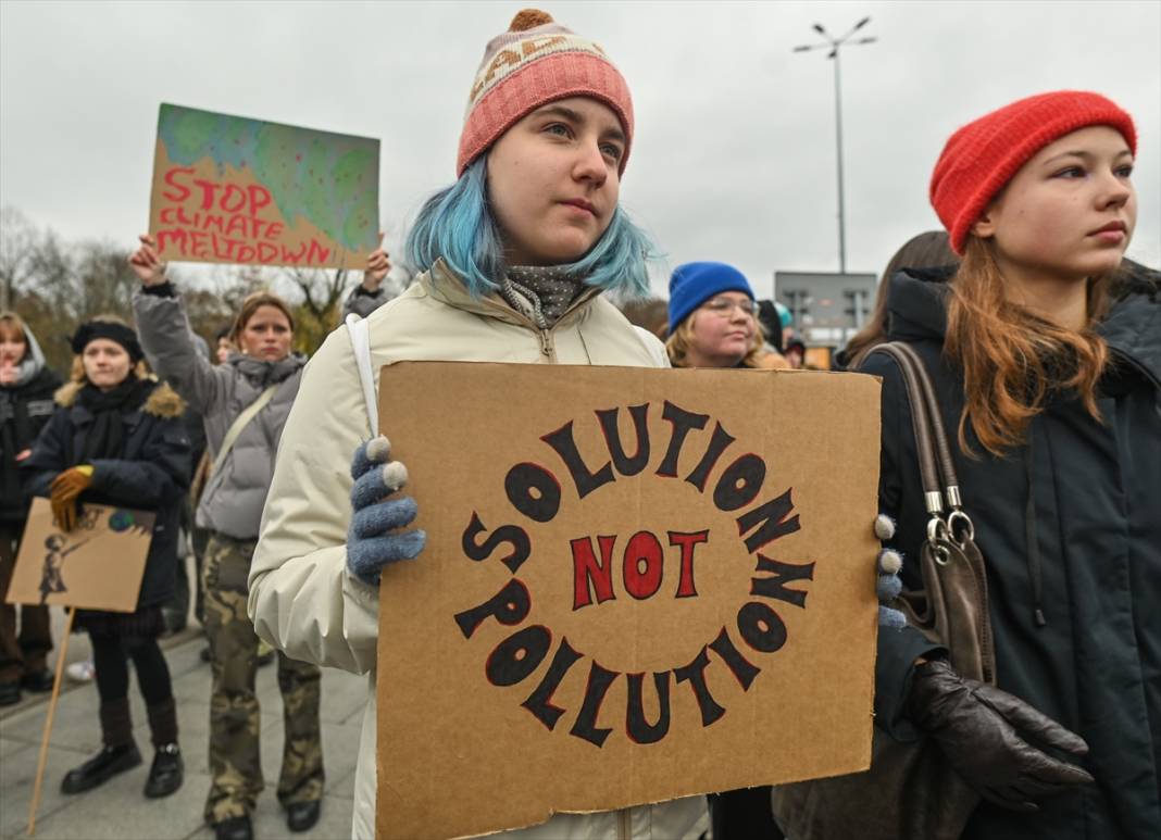 Varşova'da çevre ve iklim aktivistleri protesto düzenledi 3