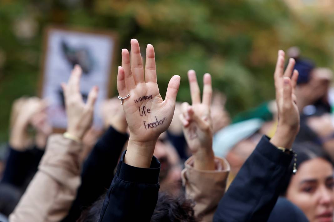 İranlı Mahsa Emini'nin gözaltına alındıktan sonra ölümü, Roma'da protesto edildi 14