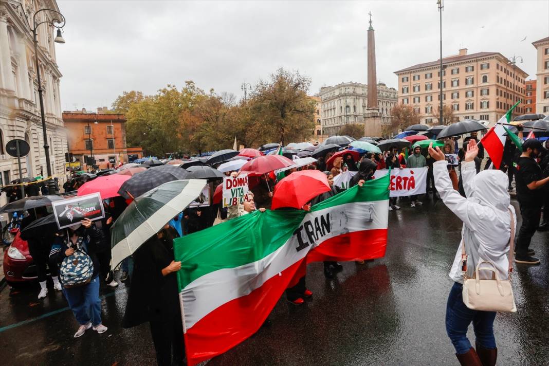 İranlı Mahsa Emini'nin gözaltına alındıktan sonra ölümü, Roma'da protesto edildi 1