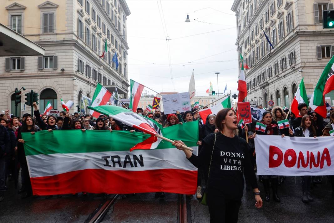 İranlı Mahsa Emini'nin gözaltına alındıktan sonra ölümü, Roma'da protesto edildi 18