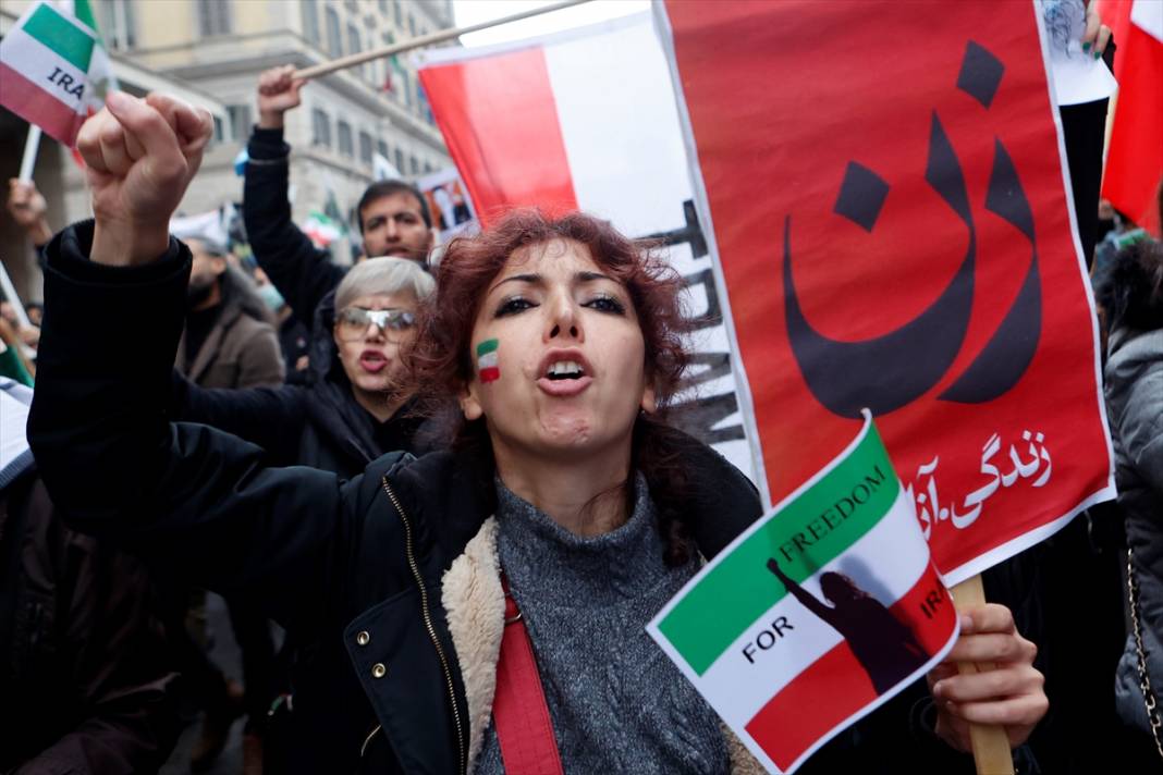İranlı Mahsa Emini'nin gözaltına alındıktan sonra ölümü, Roma'da protesto edildi 20