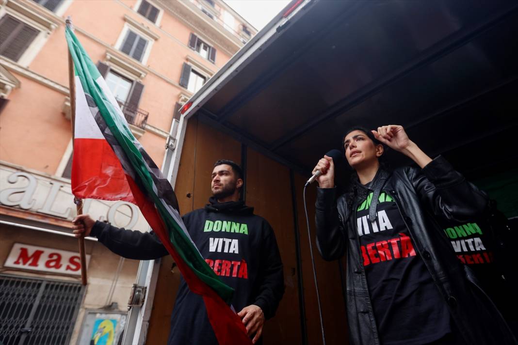 İranlı Mahsa Emini'nin gözaltına alındıktan sonra ölümü, Roma'da protesto edildi 4