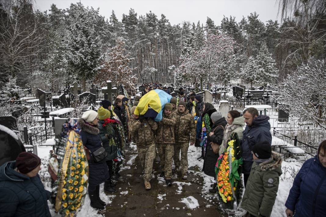 Ukrayna'da çatışmada ölen asker son yolculuğuna uğurlandı 10