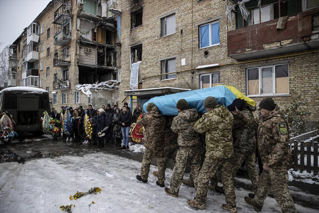 Ukrayna'da çatışmada ölen asker son yolculuğuna uğurlandı 17