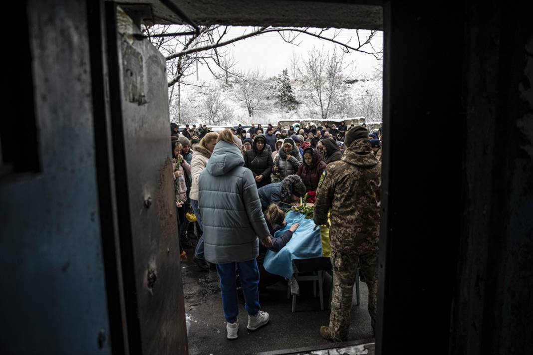 Ukrayna'da çatışmada ölen asker son yolculuğuna uğurlandı 6