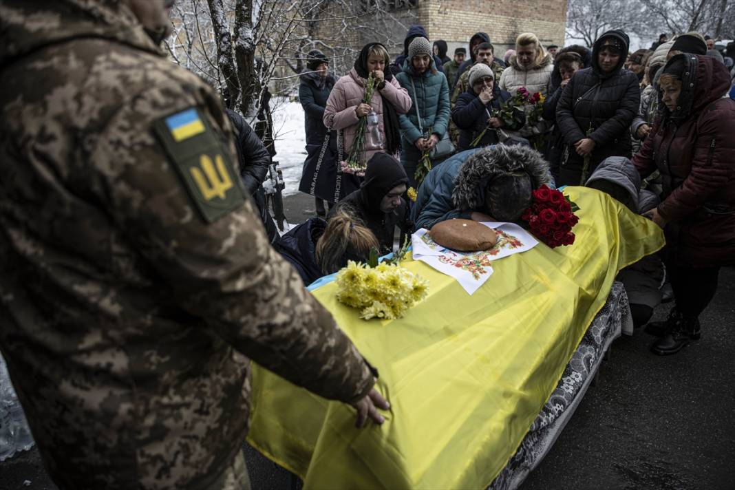 Ukrayna'da çatışmada ölen asker son yolculuğuna uğurlandı 7