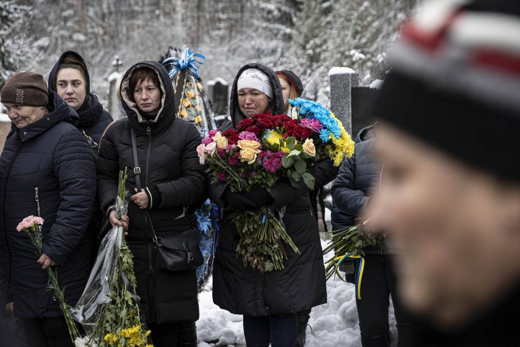 Ukrayna'da çatışmada ölen asker son yolculuğuna uğurlandı 8