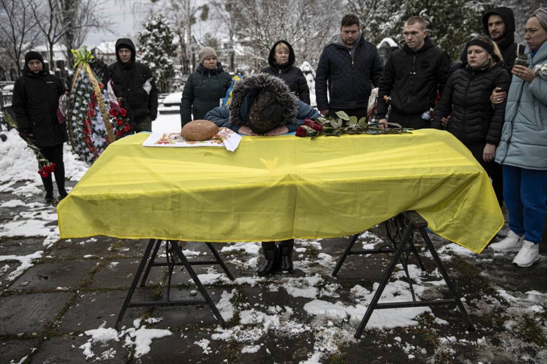 Ukrayna'da çatışmada ölen asker son yolculuğuna uğurlandı 9