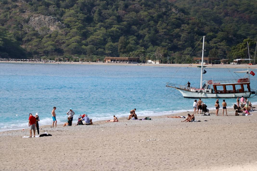 Fethiye'de güneşli havayı değerlendiren tatilciler denize girdi 5