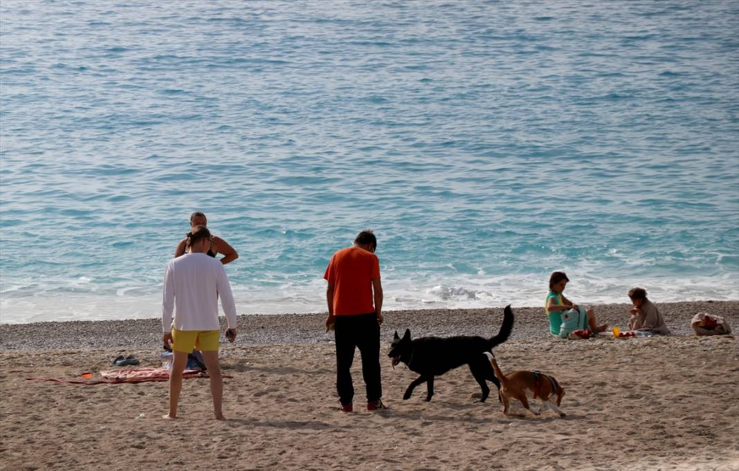 Fethiye'de güneşli havayı değerlendiren tatilciler denize girdi 6