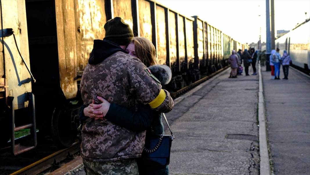 Donetsk cephesinde görevli askerler Kramatorsk Tren Gar'ından yola çıktı 3
