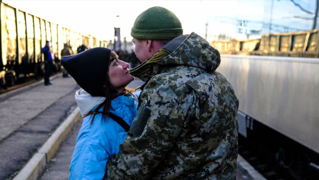 Donetsk cephesinde görevli askerler Kramatorsk Tren Gar'ından yola çıktı 6
