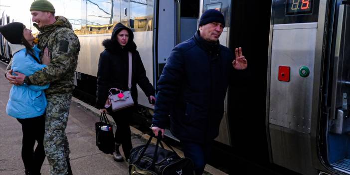 Donetsk cephesinde görevli askerler Kramatorsk Tren Gar'ından yola çıktı