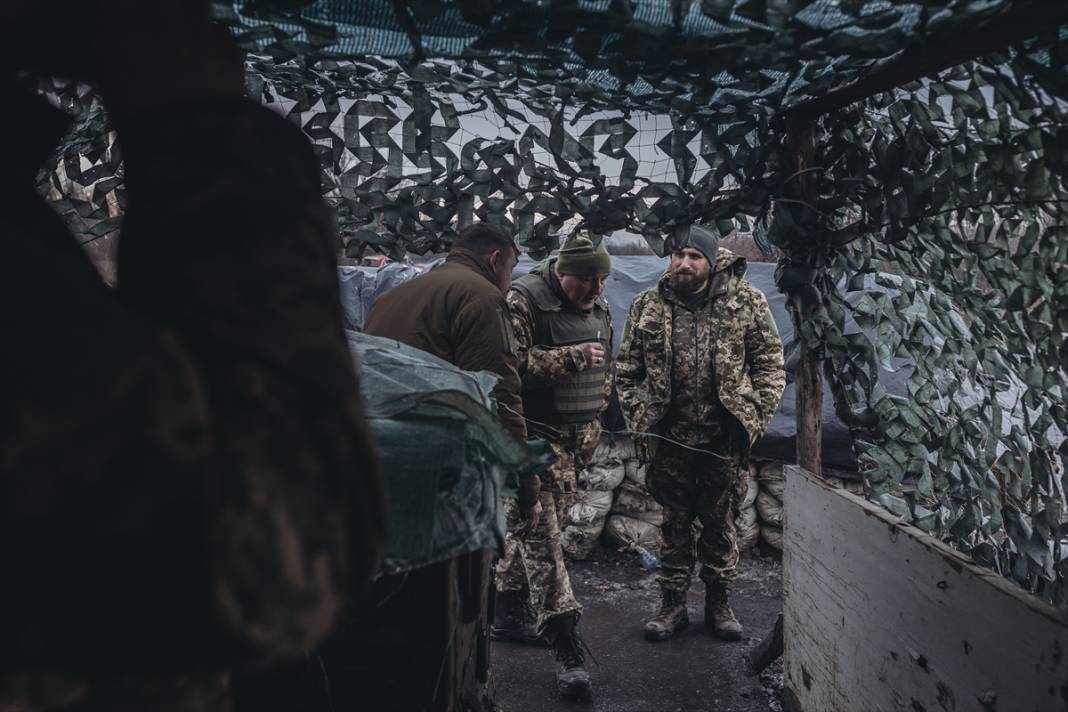 Ukrayna askerleri Donbas cephe hattında görüntülendi 10