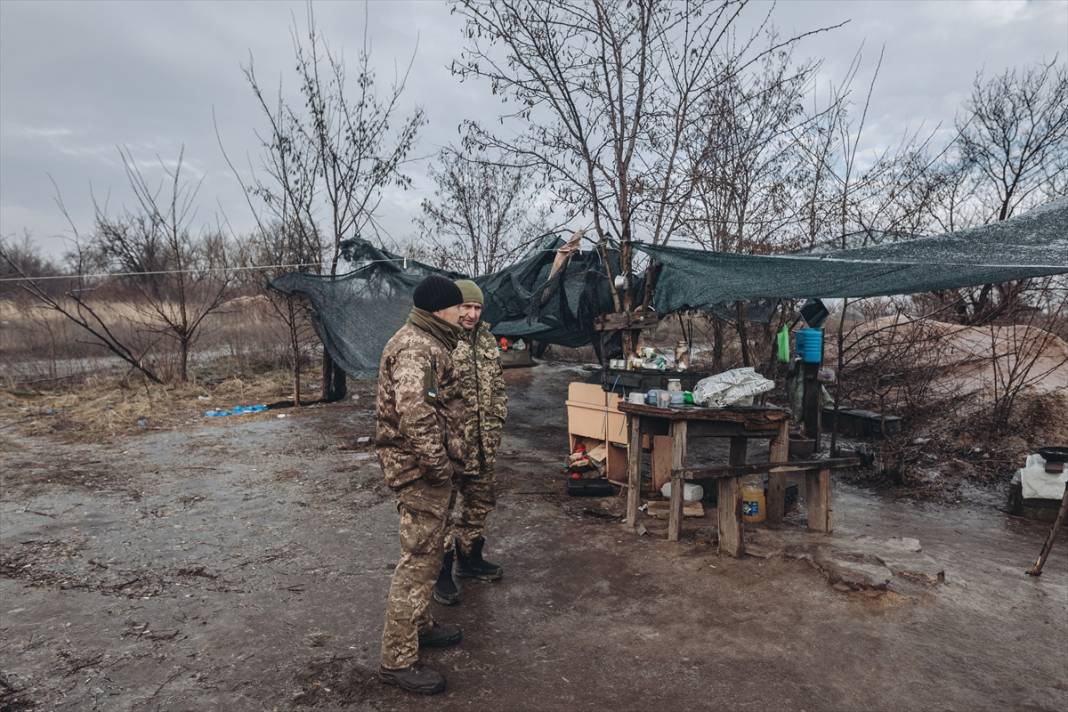 Ukrayna askerleri Donbas cephe hattında görüntülendi 2