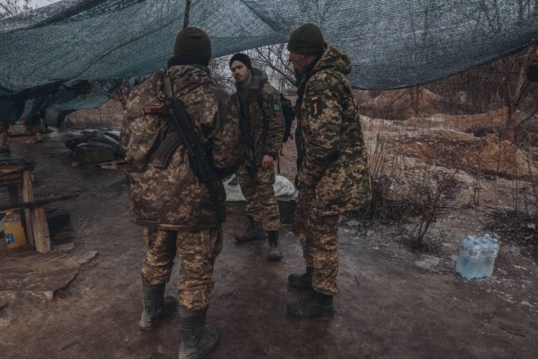 Ukrayna askerleri Donbas cephe hattında görüntülendi 3